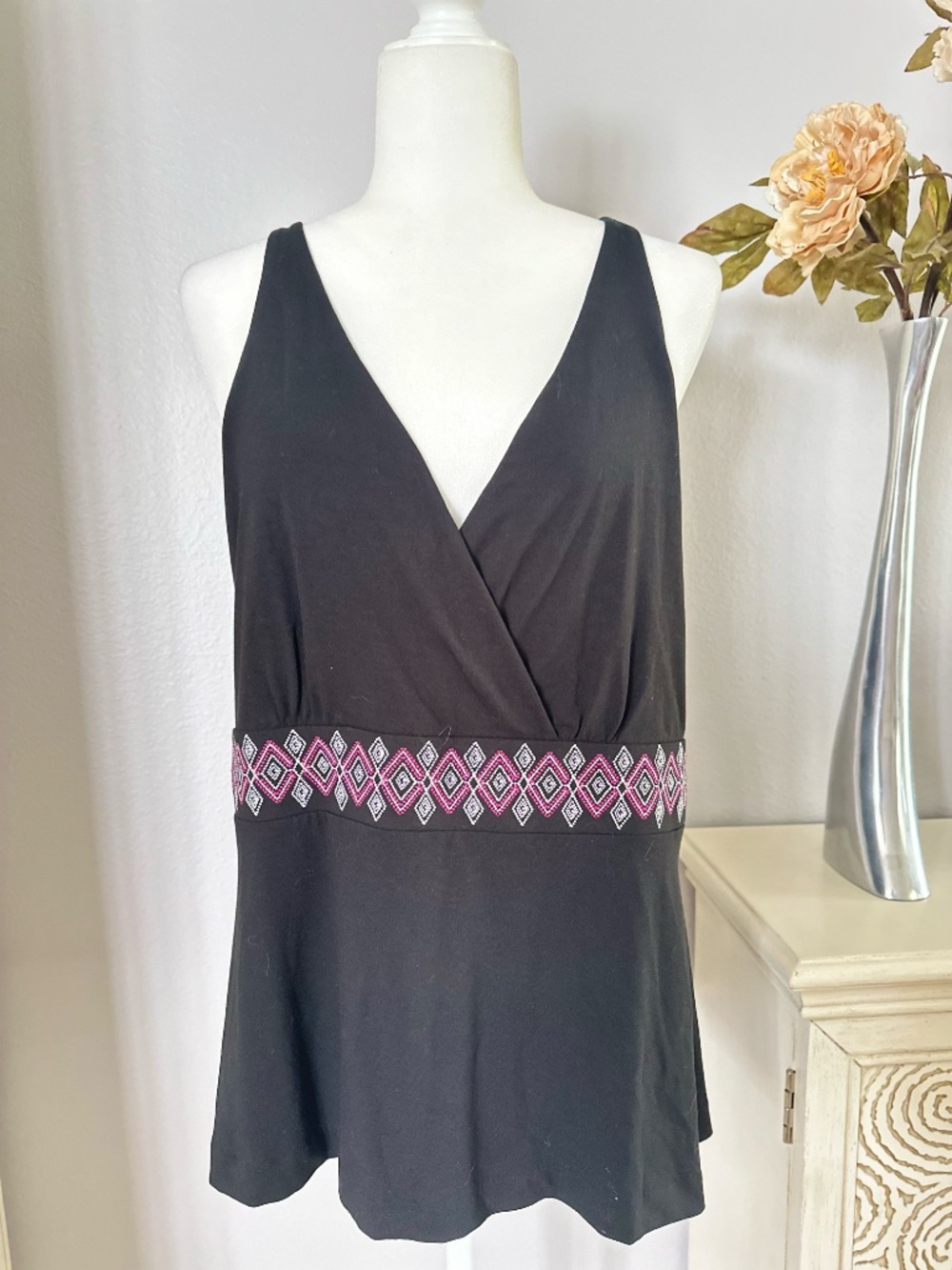THE WHITE HOUSE BLACK MARKET BLACK TANK TOP